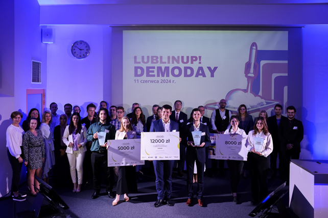 Zdjęcie grupowe twórców MasterKOR Korepetycje po odebraniu nagrody w konkursie Lublin Up! 2024